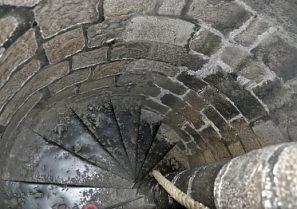 Un escalier en colimaçons conduit au clocher