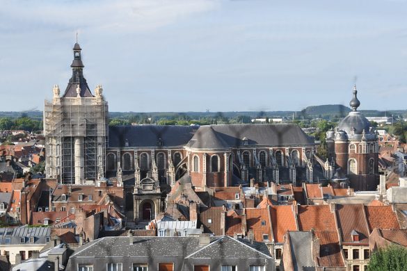 La collégiale SaintPierre vue du beffroi La collégiale SaintPierre vue du beffroi