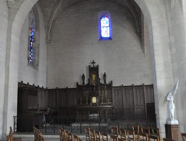 L'absidiole nord est enrichie de boiseries modernes