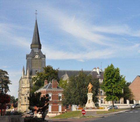 L'église vue depuis le sud avec la statue de Parmentier