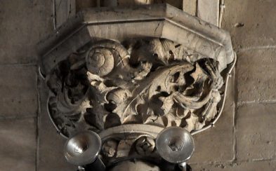 Culot  motif floral avec escargot dans la nef