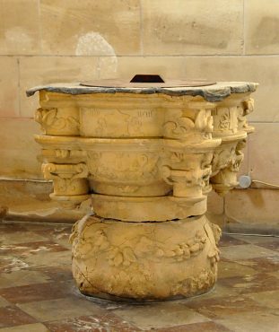 Les Fonts baptismaux ont été sculptés en 1539.