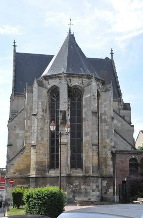 Le chevet de l'église et ses grandes baies