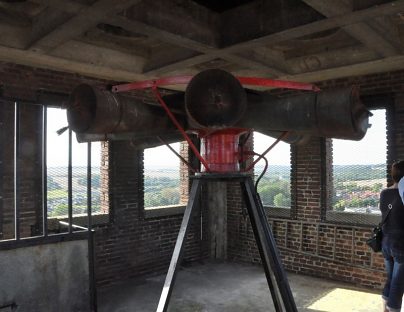 La petite salle au sommet du beffroi et les sirènes de la ville