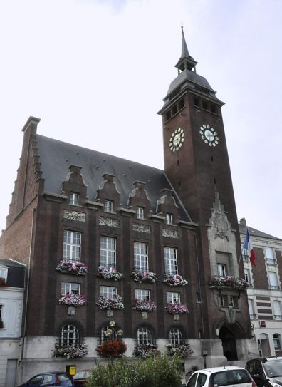 La façade en style flamand moderne de l'Hôtel de ville de Montdidier