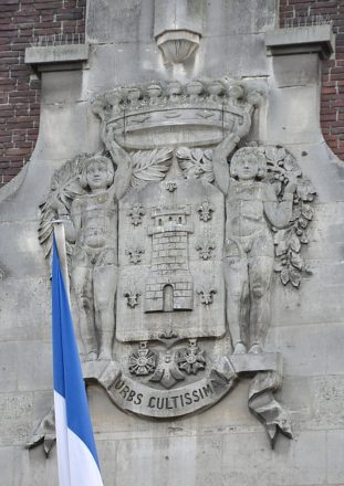 Les armoiries de la ville sur la façade