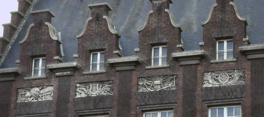 Compositions de Raymond Couvègnes sur la façade : les sciences,  les arts, l'industrie et le commerce