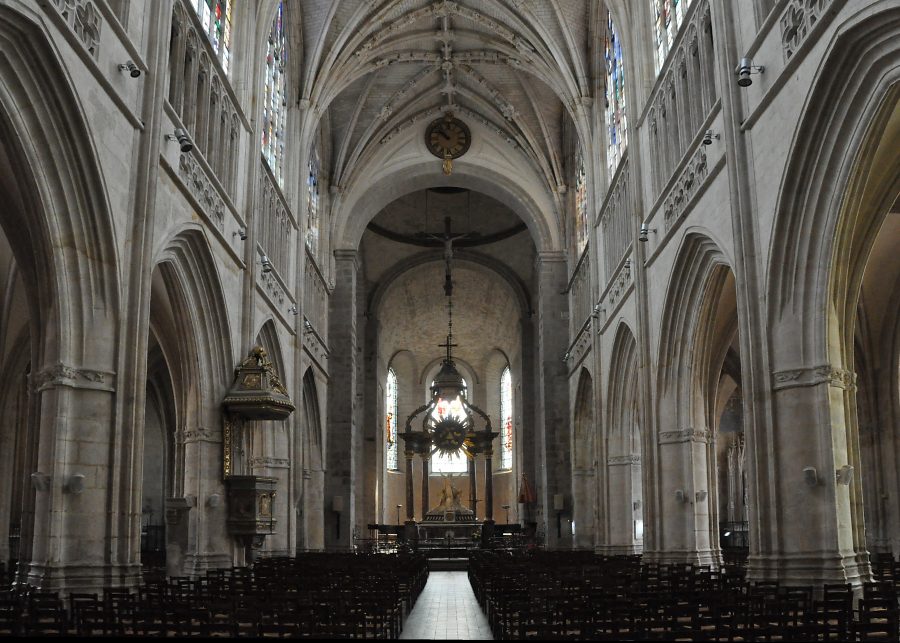 Vue d'ensemble de la nef et du chœur