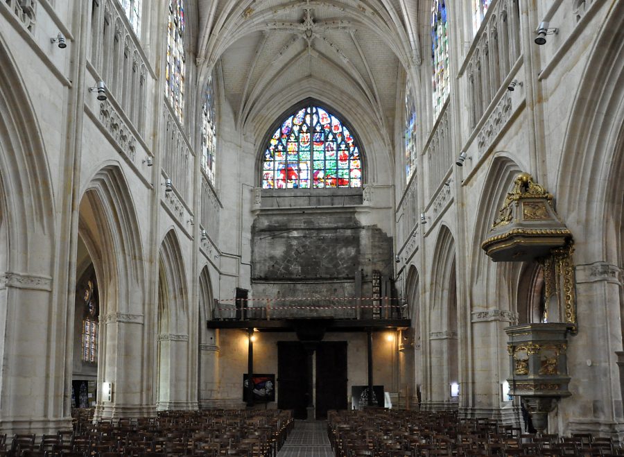 La nef et la tribune occidentale vues depuis le chœur