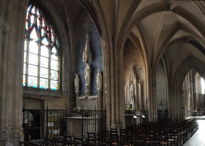 Le bas–côté nord et ses chapelles vus depuis l'entrée de la basilique