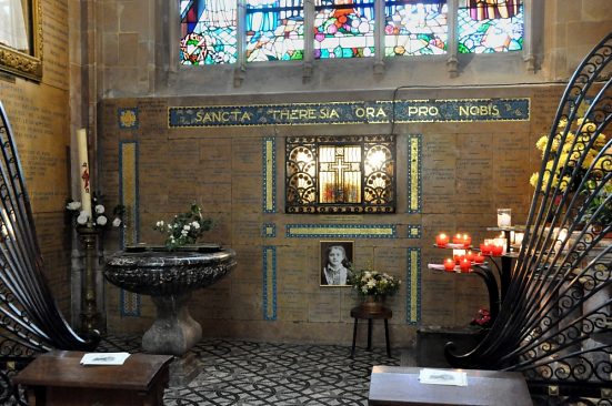 Détail de la chapelle Sainte–Thérèse de Lisieux avec les Fonts baptismaux