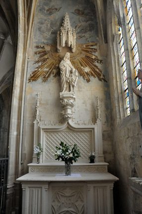 Le retable d'une chapelle du côté sud