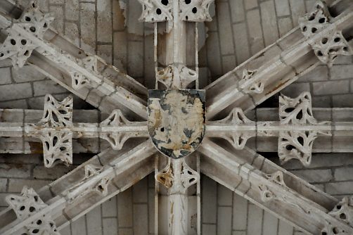 La clé de voûte de la troisième travée et son écusson