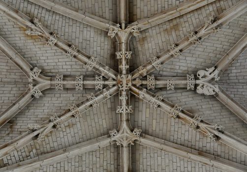 La quatrième travée de la voûte avec son écusson et son aigle à la clé de voûte