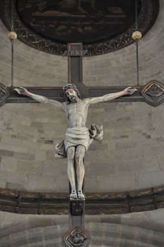 Le Christ en croix dans le chœur