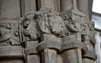 Chapiteau avec feuillage et tête humaine