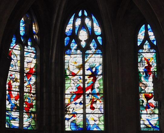 Verrière contemporaine de Jean-Pierre Courageux dans une chapelle nord