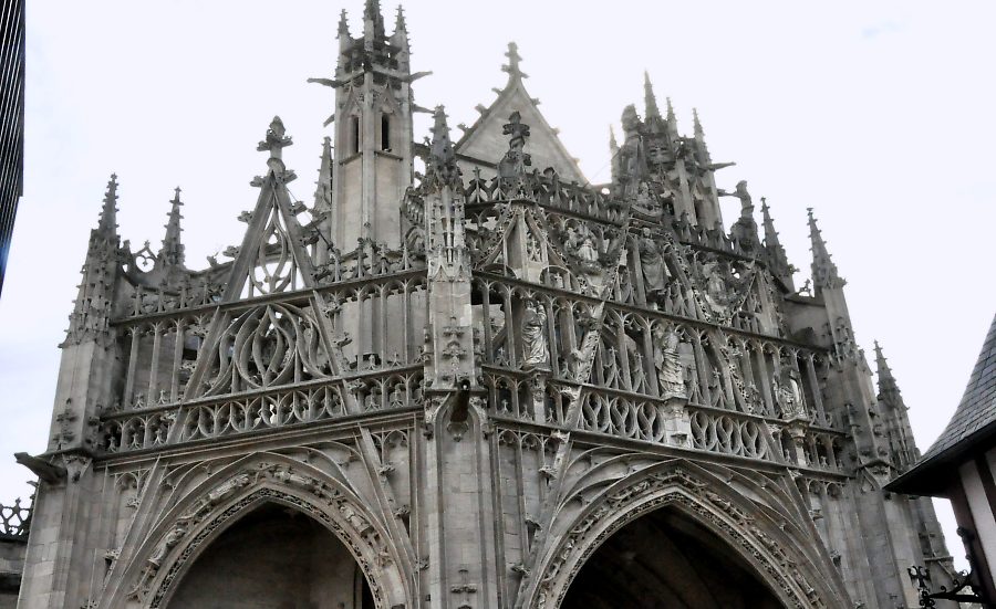 Vue d'ensemble du porche de la basilique