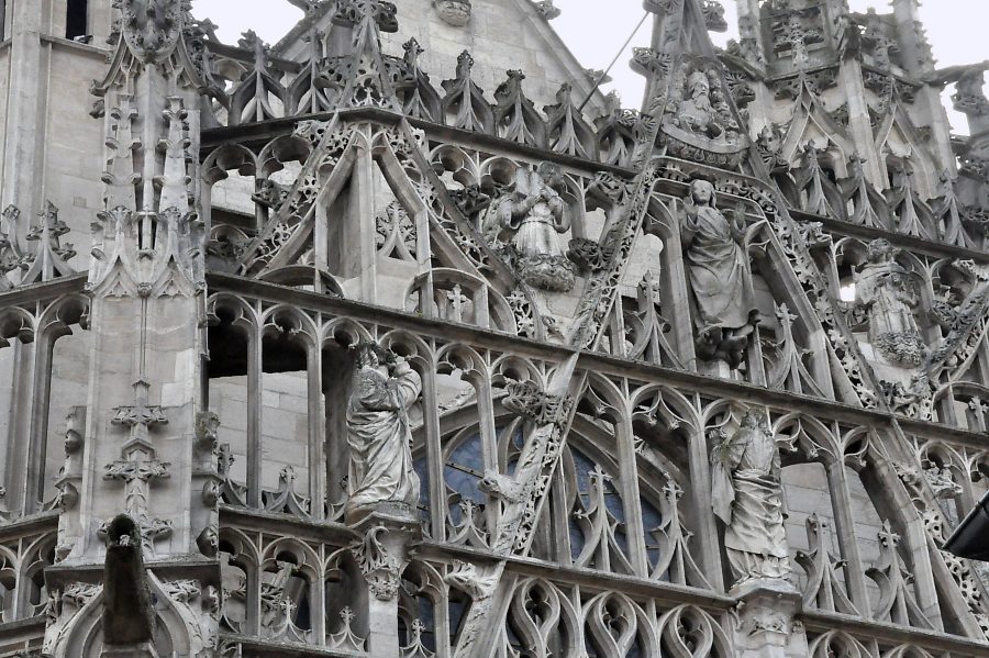 Détail du porche de la basilique