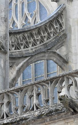 Volée de l'arc-boutant et garde-corps gothique flamboyant.