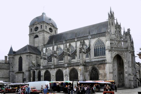 Le côté nord de l'église un jour de marché