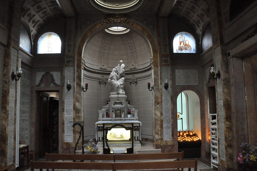 Vue d'ensemble de la chapelle Sainte-Thérèse.