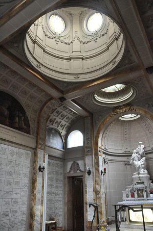 La chapelle est insérée dans un petit espace entre deux maisons