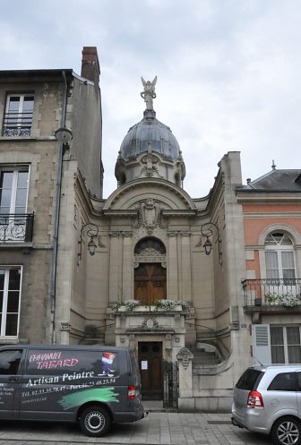 Le chapelle a été construite dans les années 1920 entre deux maisons.