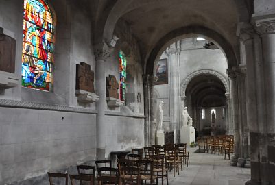 Le bas-côté nord et les statues du transept