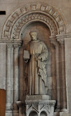 Statue de saint Hélier dans le fond de chœur