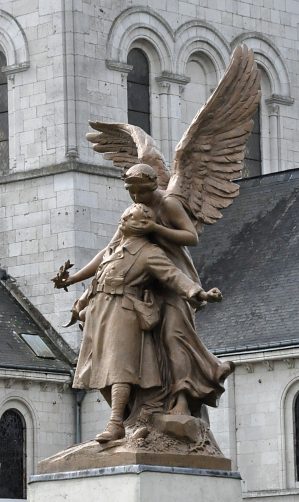 Monument aux morts près du chevet de l'église