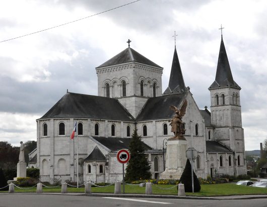 Le chevet et le ct nord de l'église avec la statue du monument  aux Morts