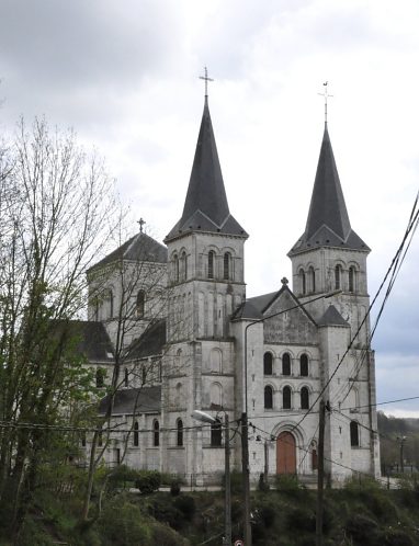 L'église néo-romane Saint-Martin et les deux clochers  de la façade