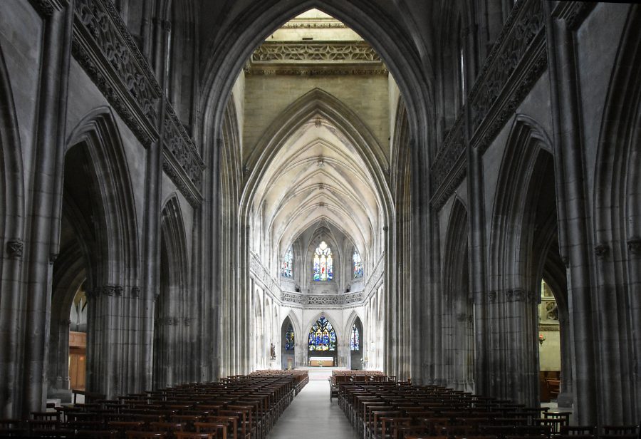 Vue générale de l'église Saint-Jean depuis l'avant-nef