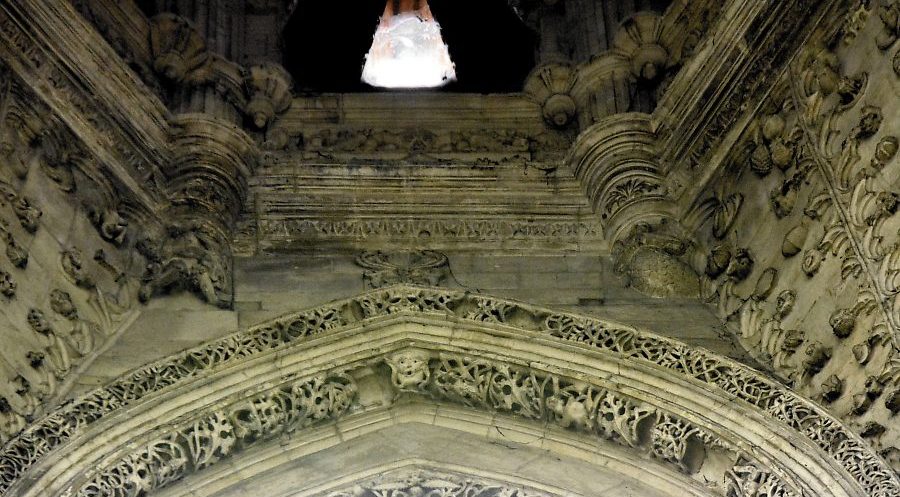 Le gothique flamboyant se mêle au style Renaissance dans cette vue partielle de la lanterne