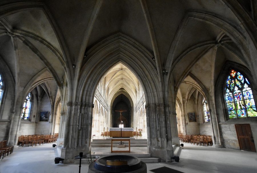 Vue du chœur et du déambulatoire depuis le baptistère de la chapelle axiale