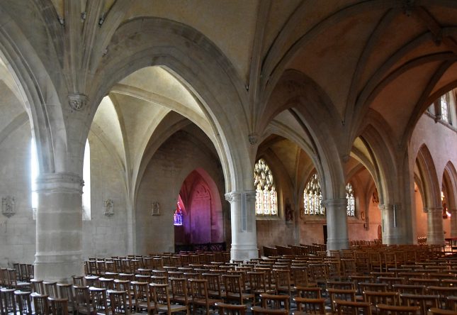 La nef et le bas-côté nord vus de l'entrée de l'église