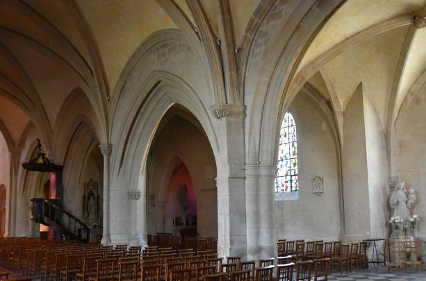 La nef et le bas-côté sud vus de l'entrée de l'église