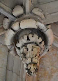 Une fleur dans une clé pendante