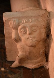 Culot sculpté sur l'arcature de la fenêtre cintrée au premier étage du clocher roman