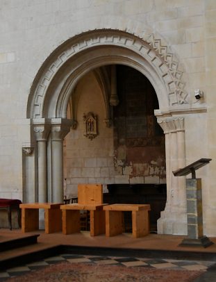 Arc roman (restauré) sous le côté nord du clocher