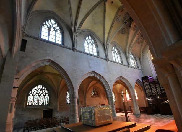 Le chœur et son élévation nord vue depuis l'arcade du clocher