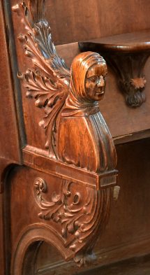 Bonhomme sculpté sur l'accoudoir d'une ancienne stalle  (XVIIIe siècle?)