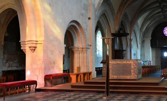 L'autel de messe et la base nord du clocher roman avec son arcature à  trois colonnes