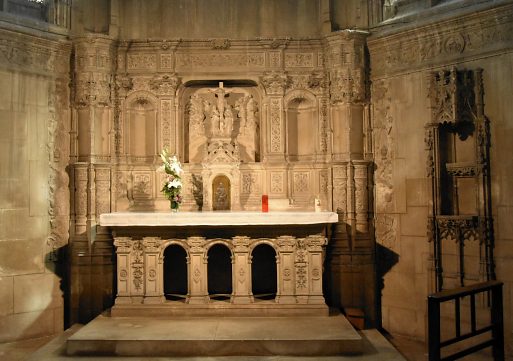 Chapelle du Saint Sacrement : l'autel et, sur la droite, la piscine