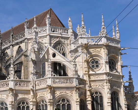 Depuis sa restauration, le chevet de Saint-Pierre brille de mille feux