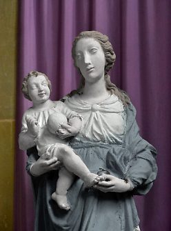 Statue de la Vierge (vandalisée) datée du XVIIe ou du XVIIIe siècle.