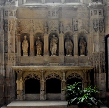 Chapelle rayonnante sud Saint-Joseph : le retable de pierre