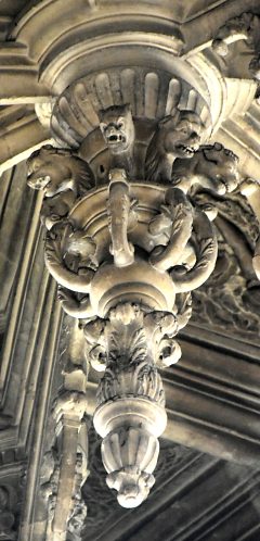 Clé pendante avec têtes de Cerbère dans une chapelle rayonnante