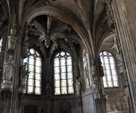 La chapelle rayonnante Sainte-Thérèse et ses statues